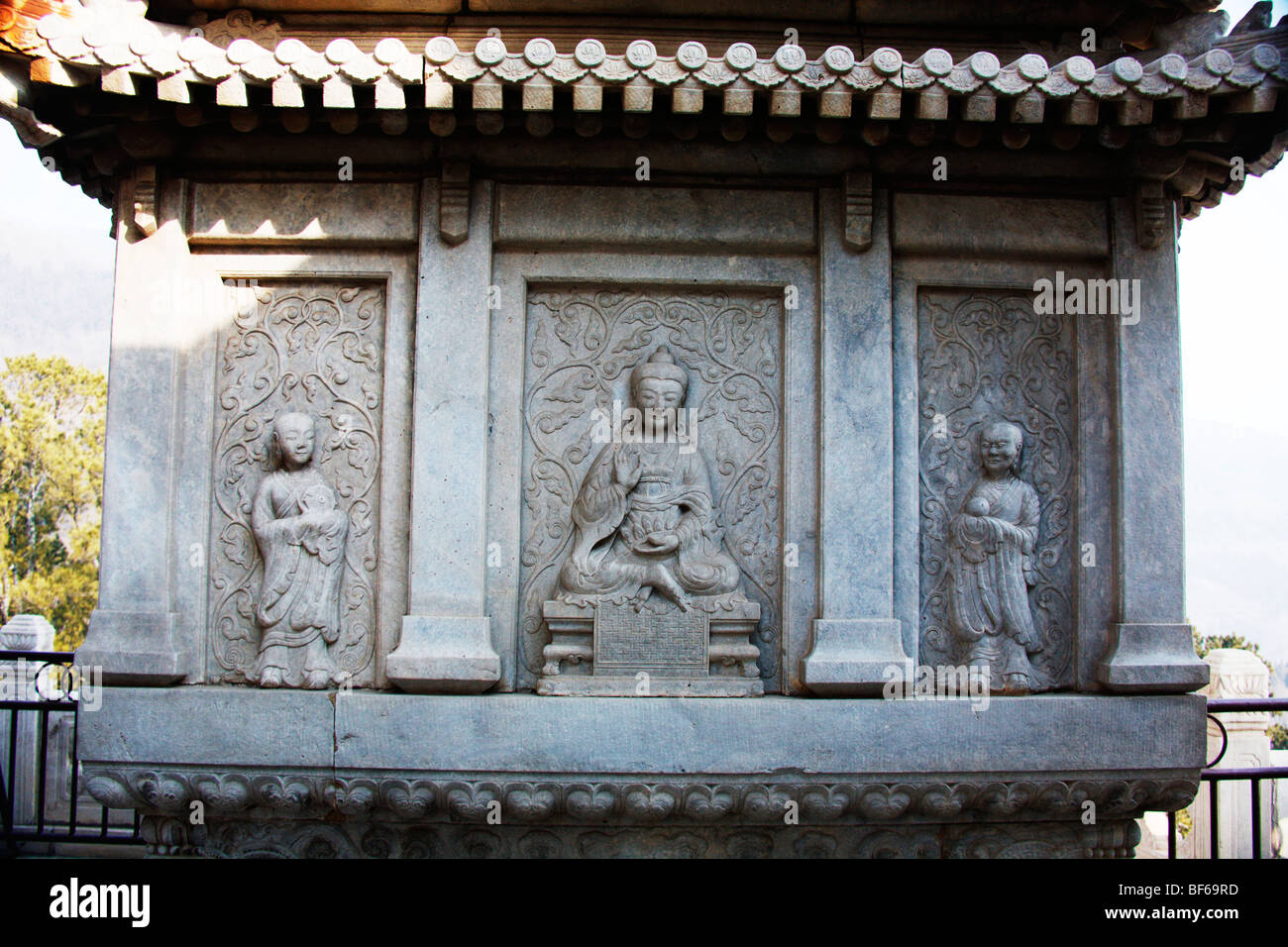 Marble screen wall carving of Buddha and disciples in Vajrasana Pagoda, Biyun Temple, Fragrant Hills, Beijing, China Stock Photo