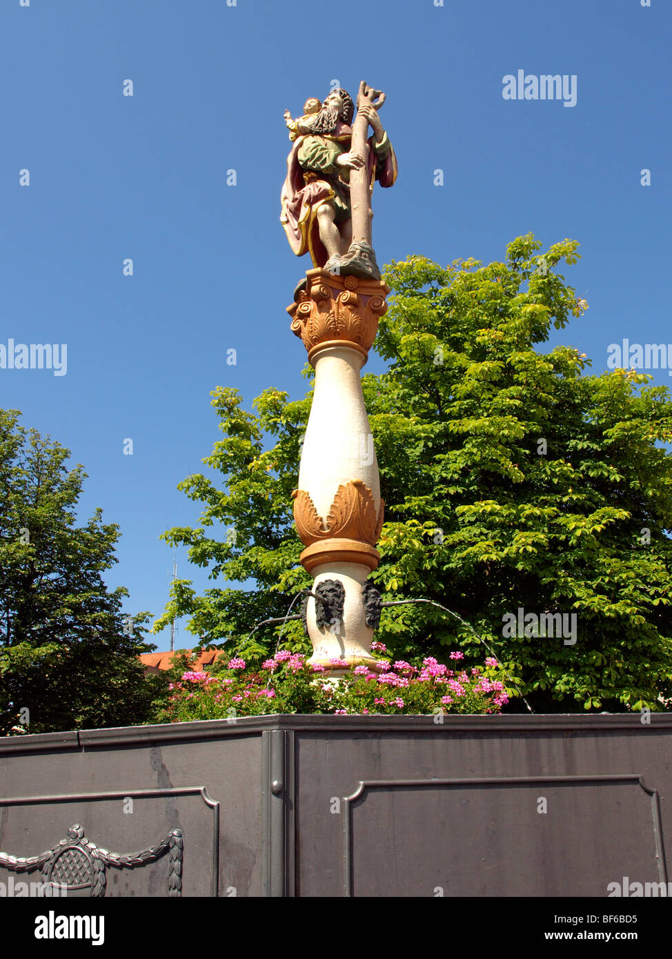 Deutschland Christopherus Brunnen in Ulm, St. Christopher Fountain in Ulm Stock Photo