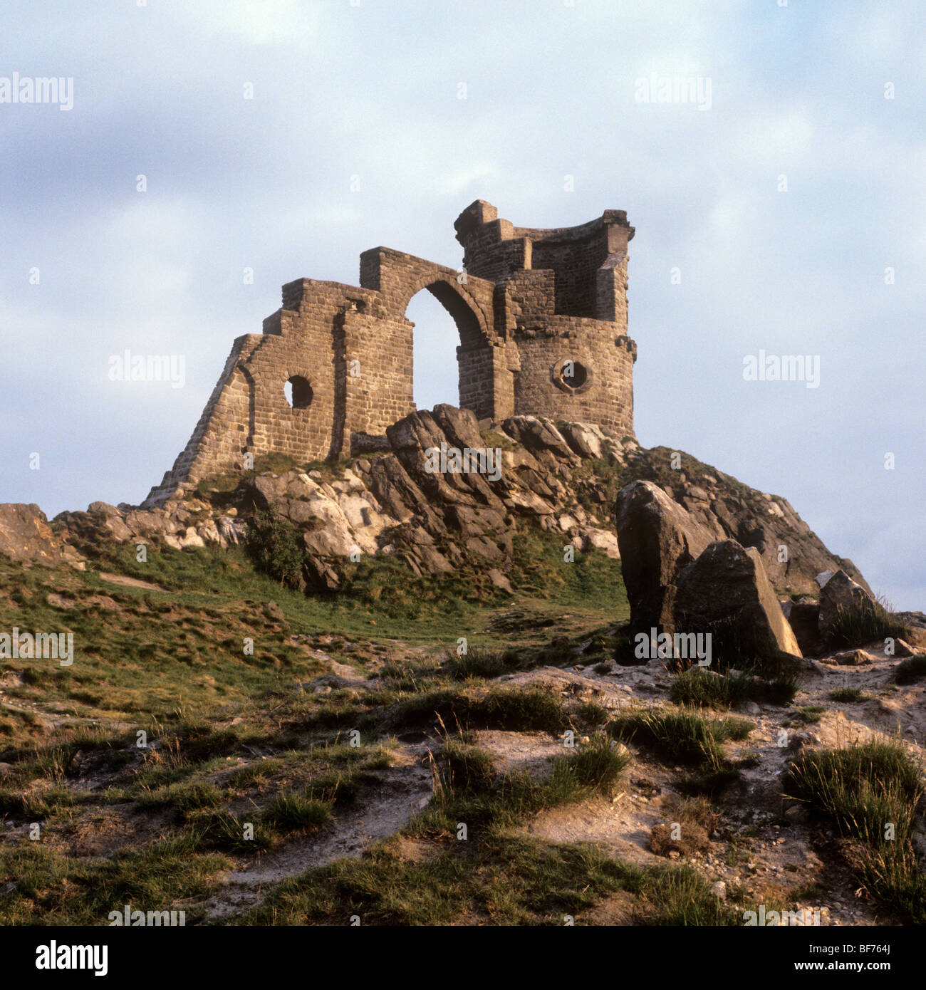 uk-england-staffordshire-mow-cop-mow-castle-landmark-hilltop-folly