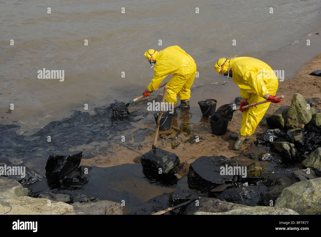 Paimboeuf (44) Pollution further to a fuel oil leak at the refinery of