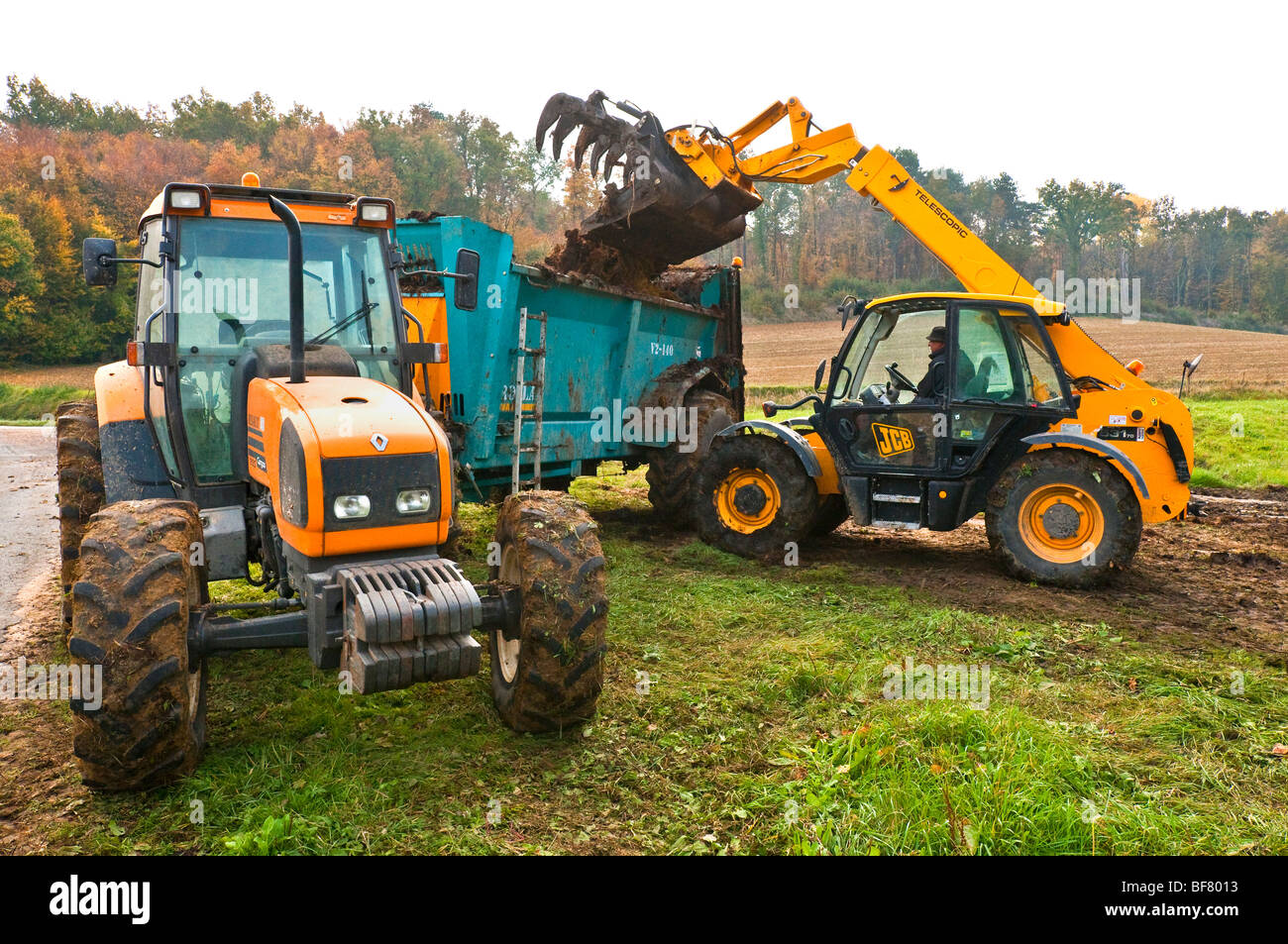 JCB 531-70 Agri Agricultural Telescopic Handler loading manure spreader -  France Stock Photo - Alamy