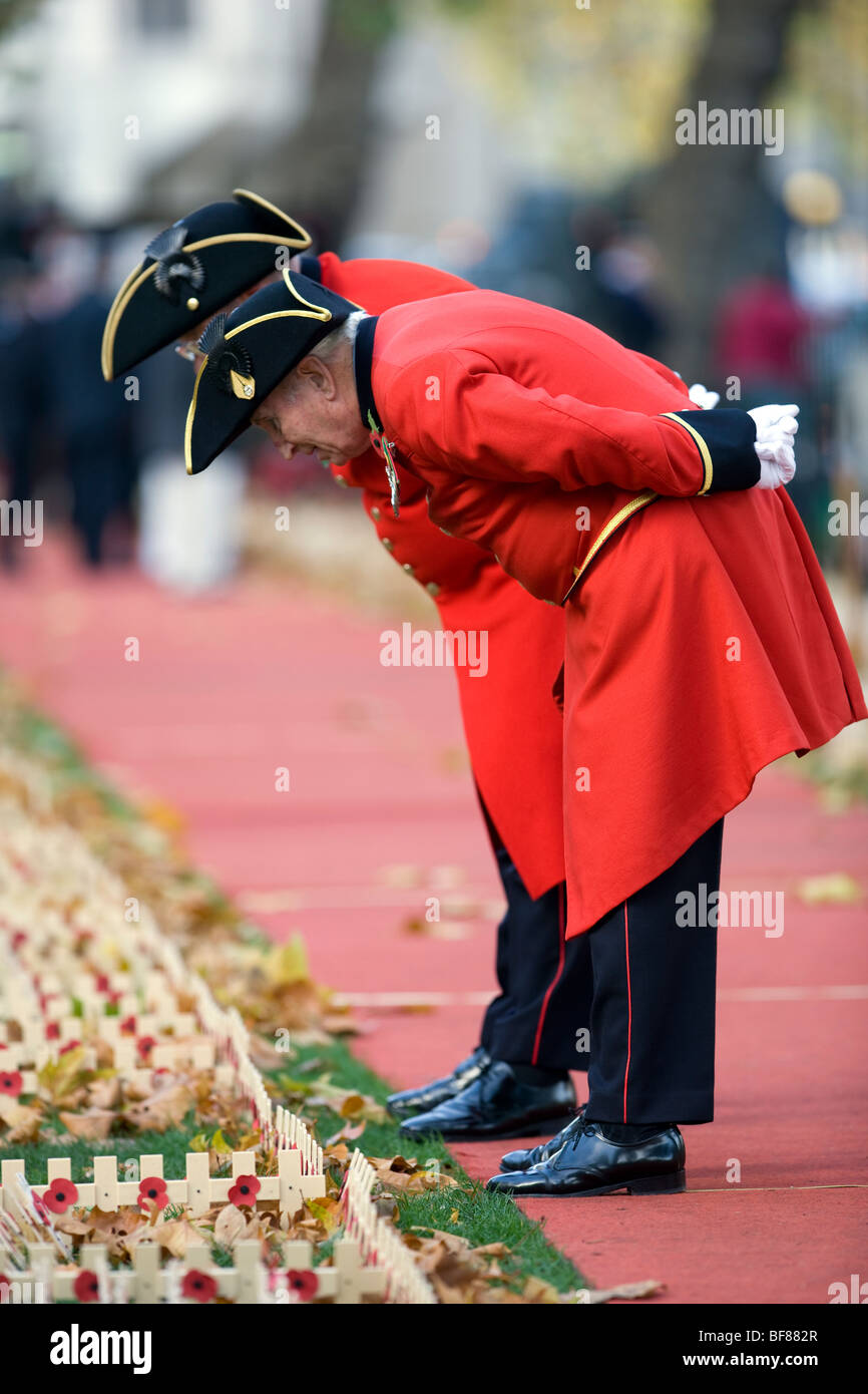 Two Chelsea Pensioners reading name on crosses in the Field of Remembrance at Westminster Abbey in central London Stock Photo