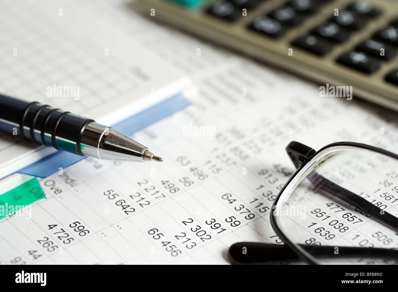 Sales report graph decline hi-res stock photography and images - Alamy