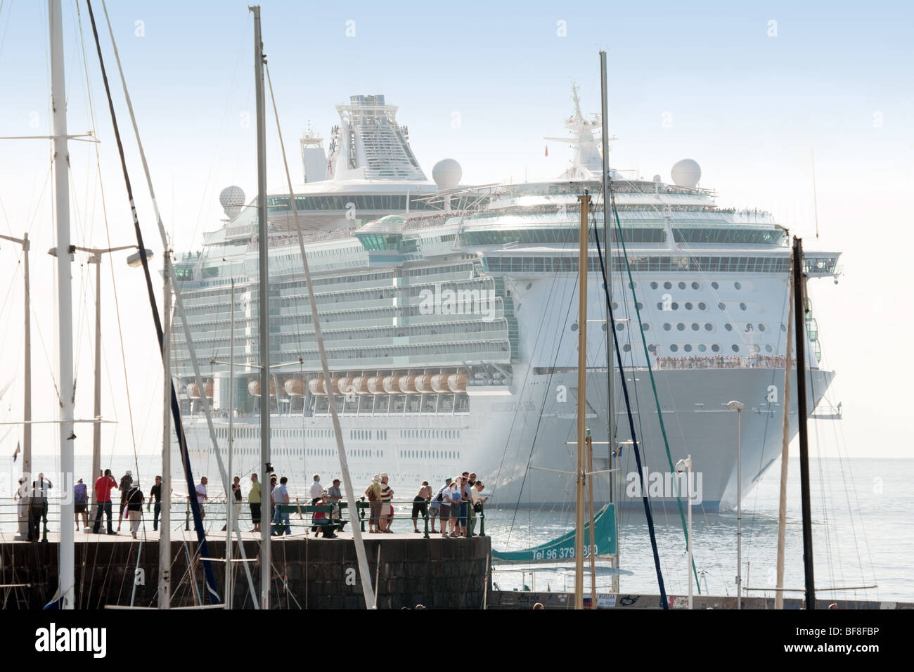 People on the quayside watching the arrival of the Royal Caribbean  cruise ship, Independence of the Seas, Funchal, Madeira Stock Photo