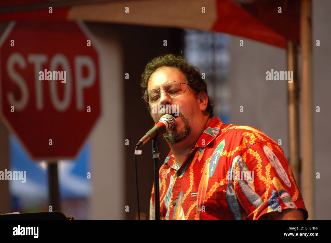 Male singer / vocalist Stock Photo - Alamy