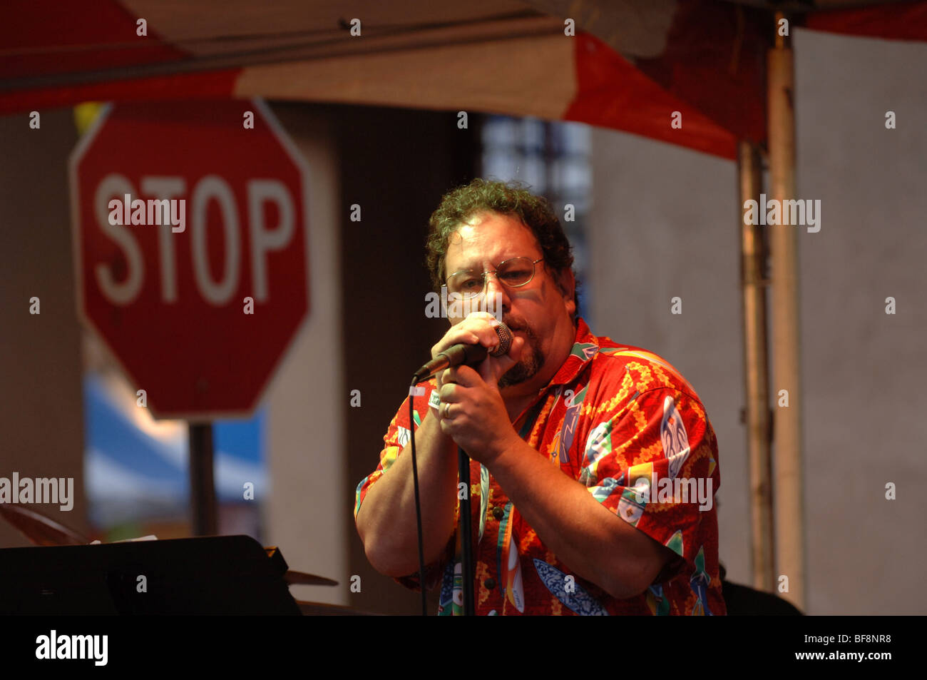 Male singer / vocalist Stock Photo - Alamy