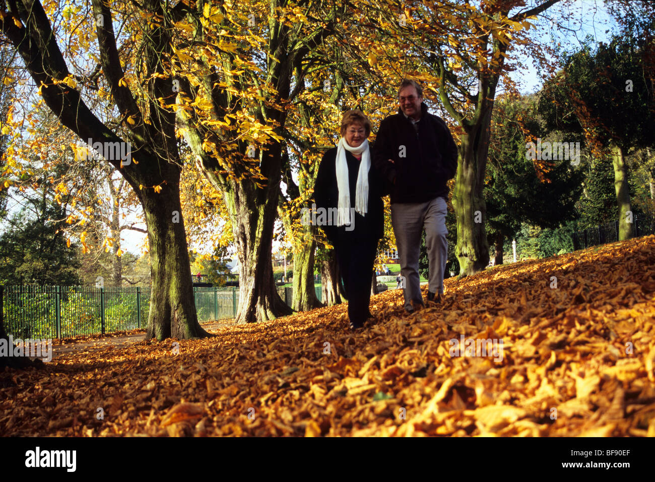 Elderly Couple Enjoying The Autumn Sunshine At Congleton Park In Beautiful Cheshire Stock Photo