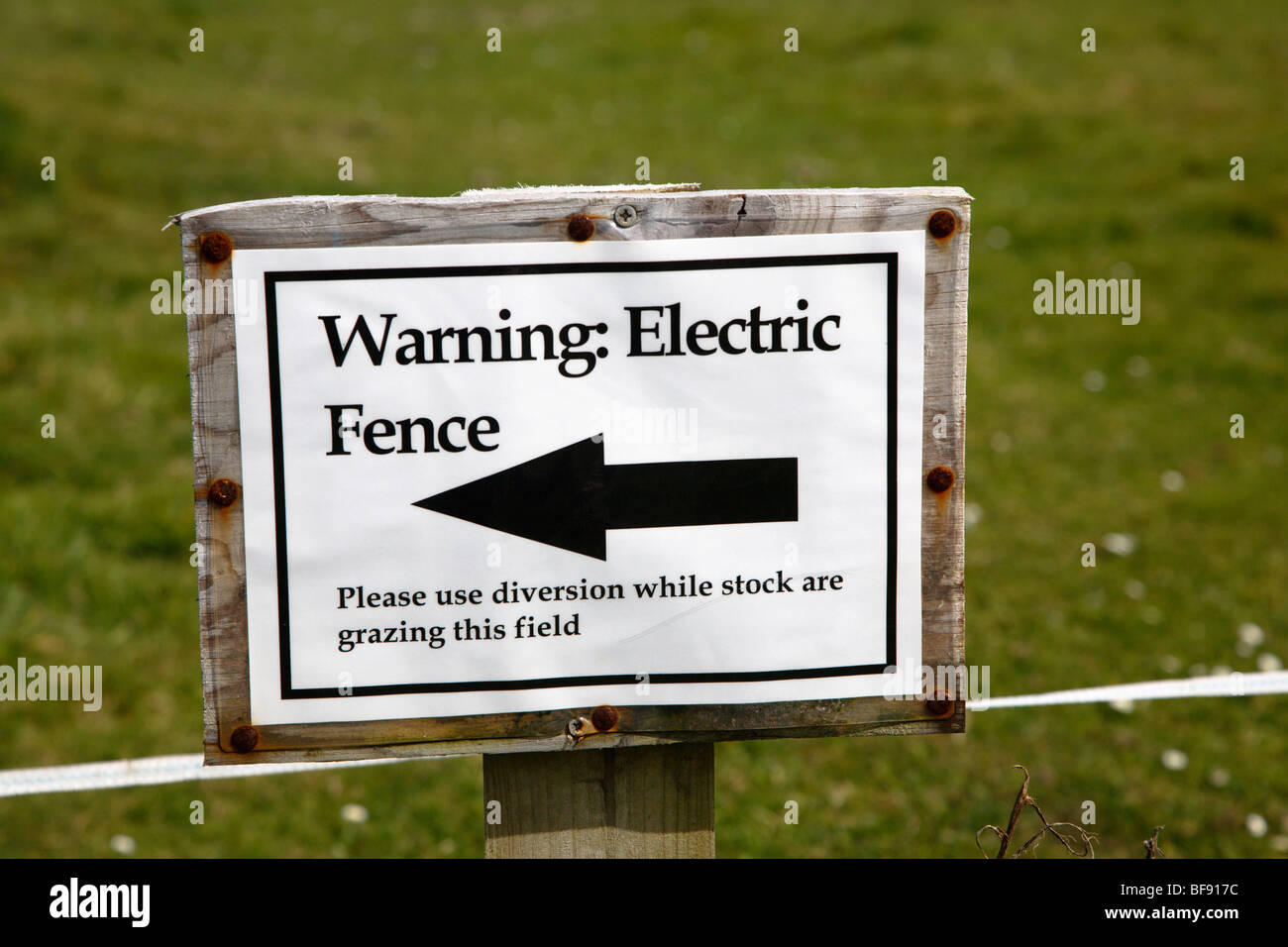 Electric fence warning sign Stock Photo Alamy
