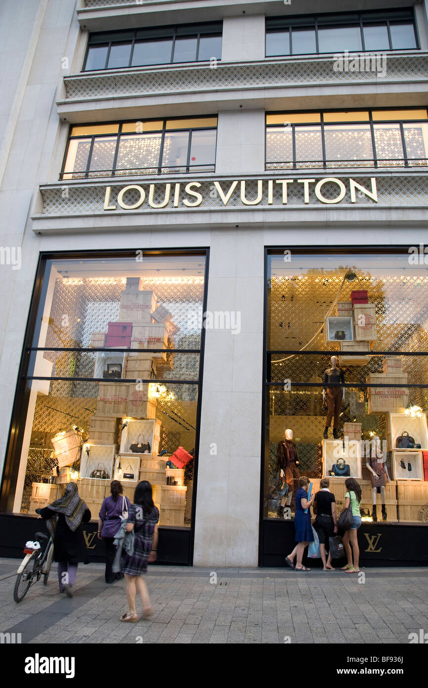 1,004 Vuitton Champs Elysees Stock Photos, High-Res Pictures, and Images -  Getty Images