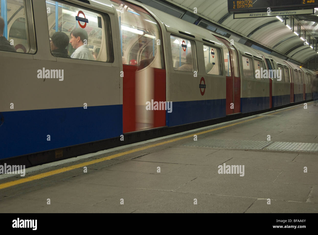 Train doors closing hires stock photography and images Alamy