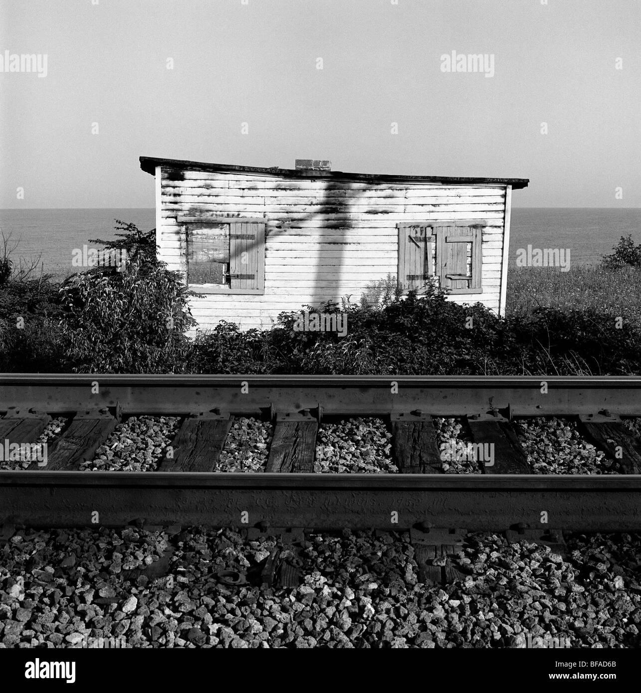 A shack sits along railroad tracks in along the shore of Lake Erie in the Vermilion, Ohio, USA. Stock Photo
