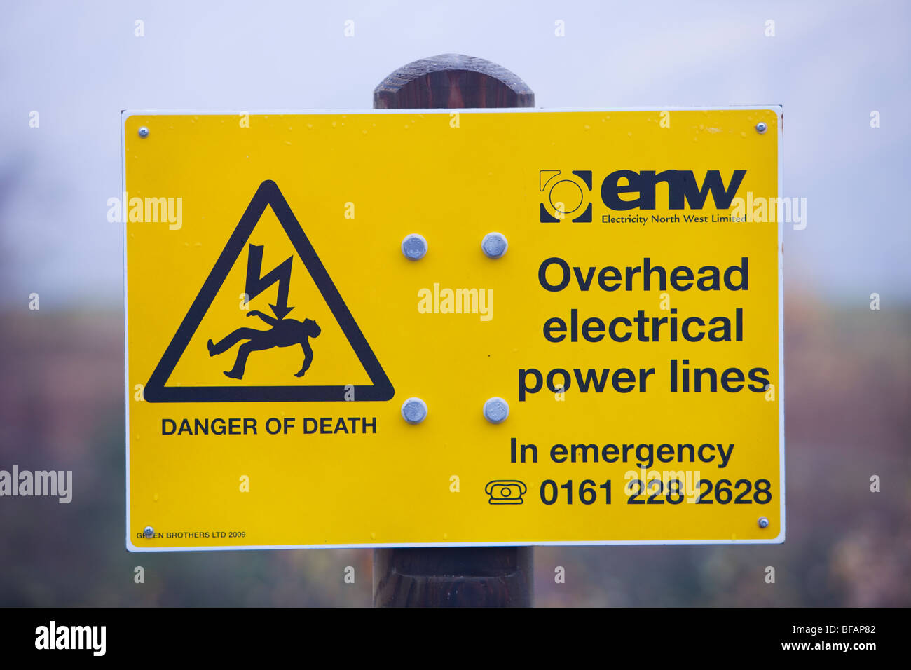 Overhead power line warning sign hires stock photography and images Alamy