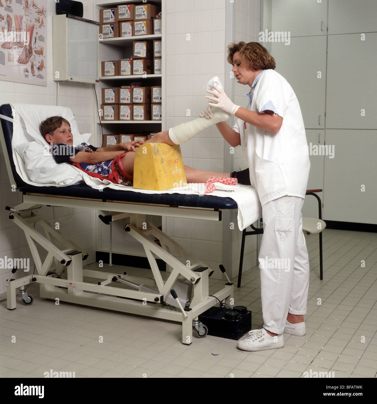 Full body cast hospital hi-res stock photography and images - Alamy