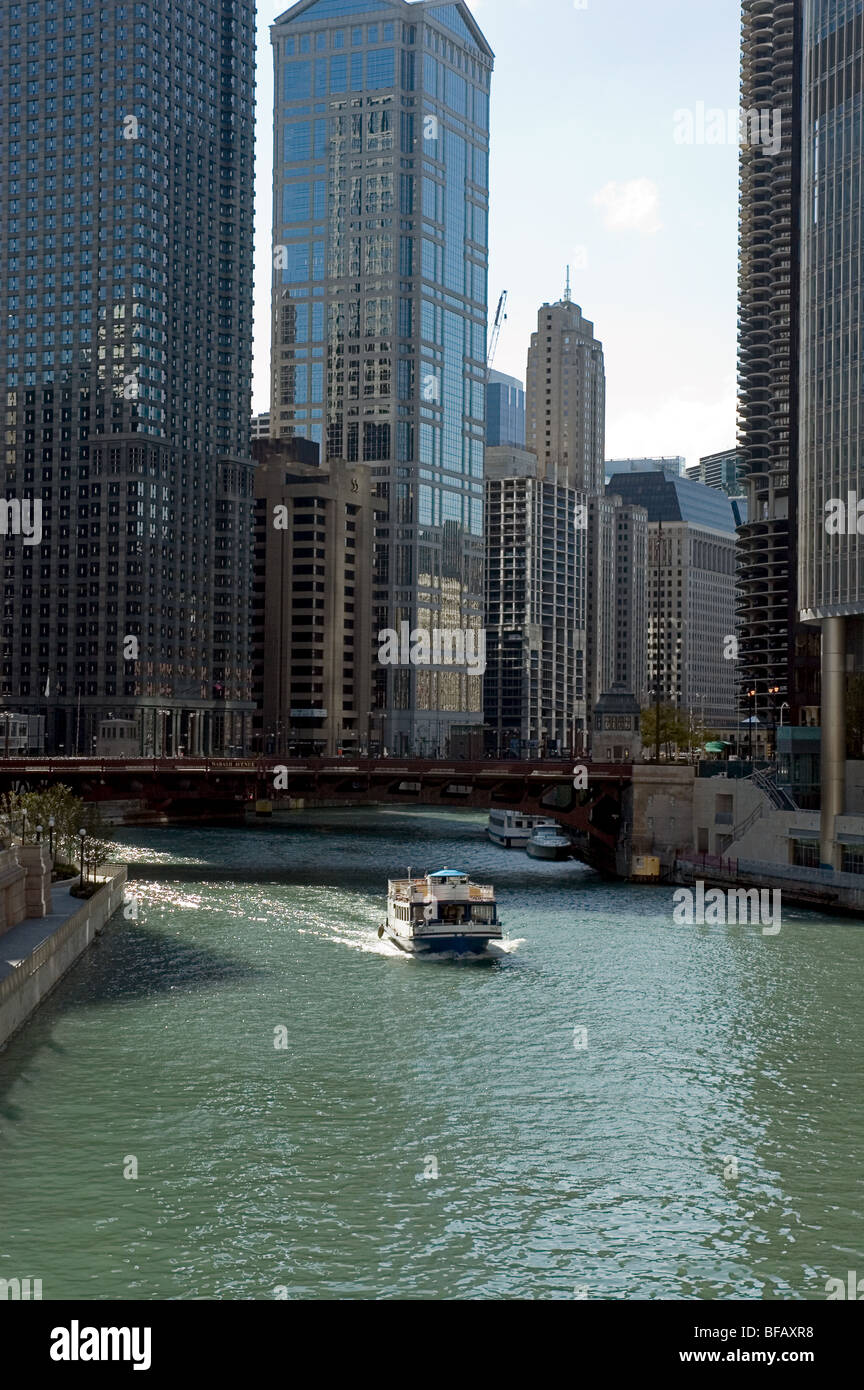 Boat on Chicago River, Chicago, Illinios Stock Photo - Alamy