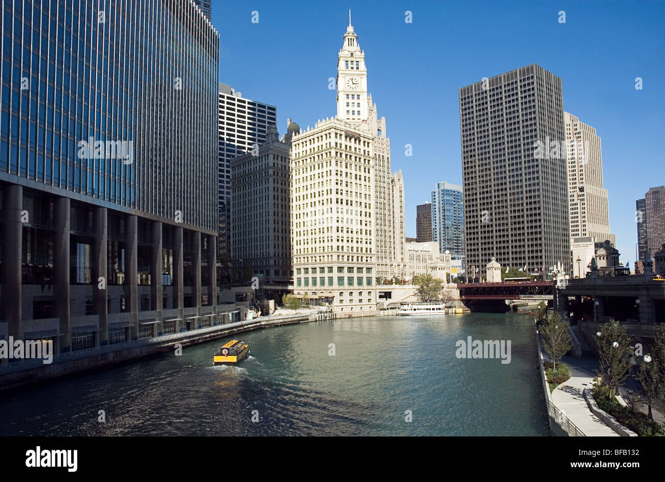 Chicago river with water taxi hi-res stock photography and images - Alamy