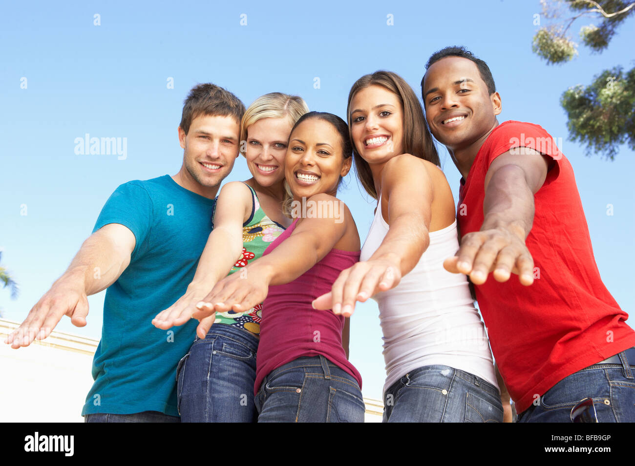 Voiceplay а капелла. люди семья мода на оранжевом фоне. пятеро молодых. группа take that состав. фотосессия семья магазин одежды на оранжевый фон.