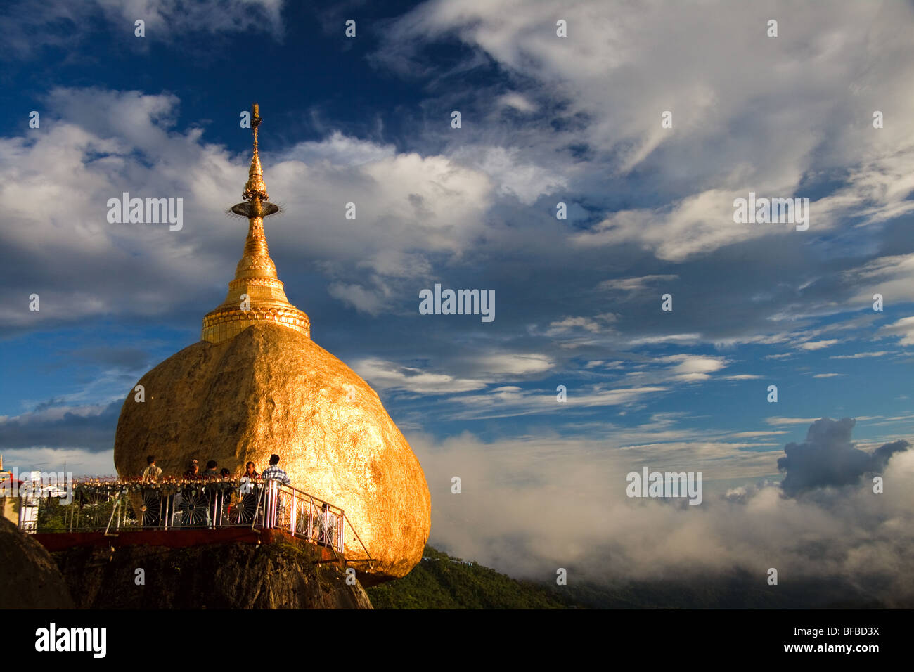 Mount Kyaikthtiyo golden rock Stock Photo