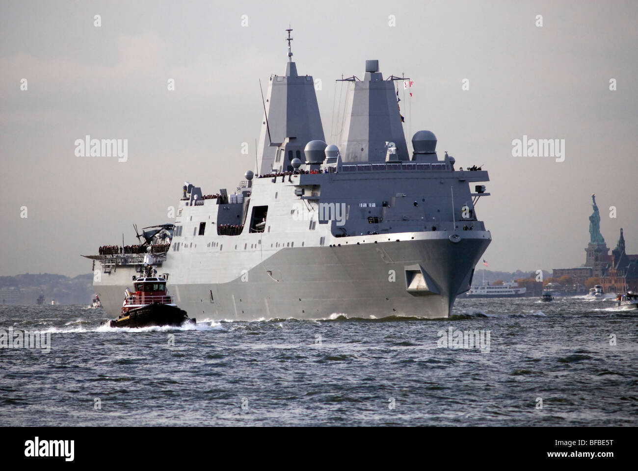 The amphibious transport dock, the USS New York LPD-21 travels up the Hudson River on it's arrival in New York Stock Photo