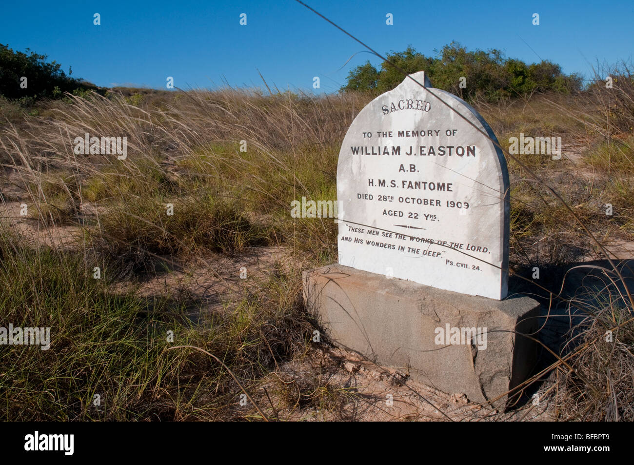 The lonely grave of a young Royal Navy seaman, William Easton from the HMS Fantome who died in 1909, on the West Australian coast near Broome Stock Photo