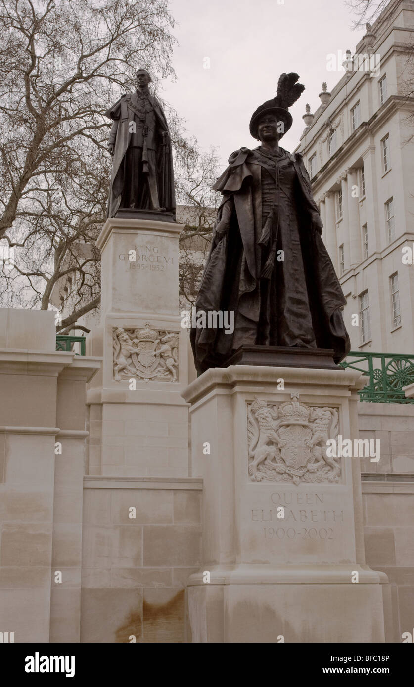 Sculptured by Philip Jackson,King George VI and the Queen Mother reunited. The Mall near Buckingham Palace, London. Stock Photo