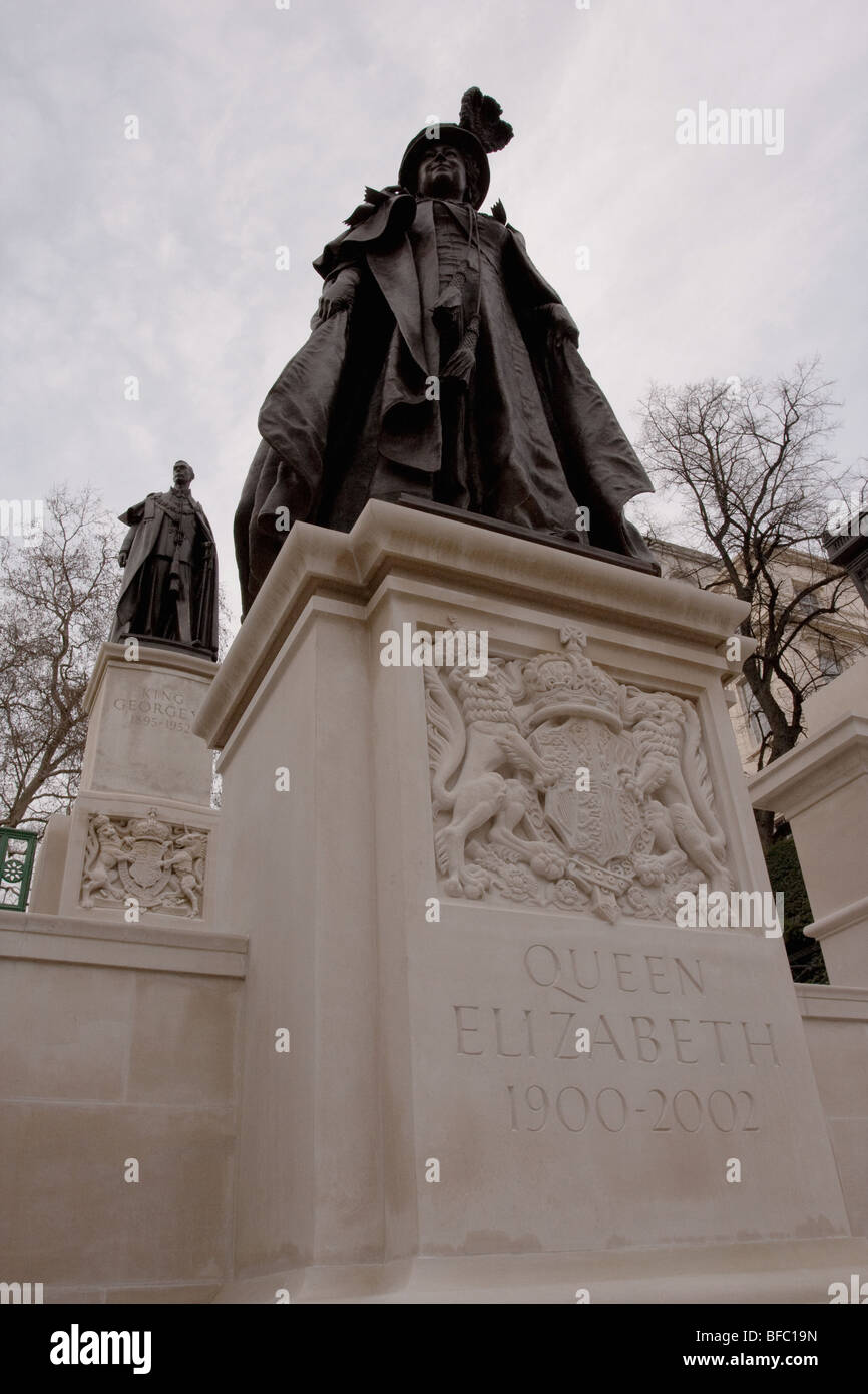 These fine bronze statues by Philip Jackson and William Macmillan. King George VI and Queen Elizabeth the Queen Mother, London. Stock Photo