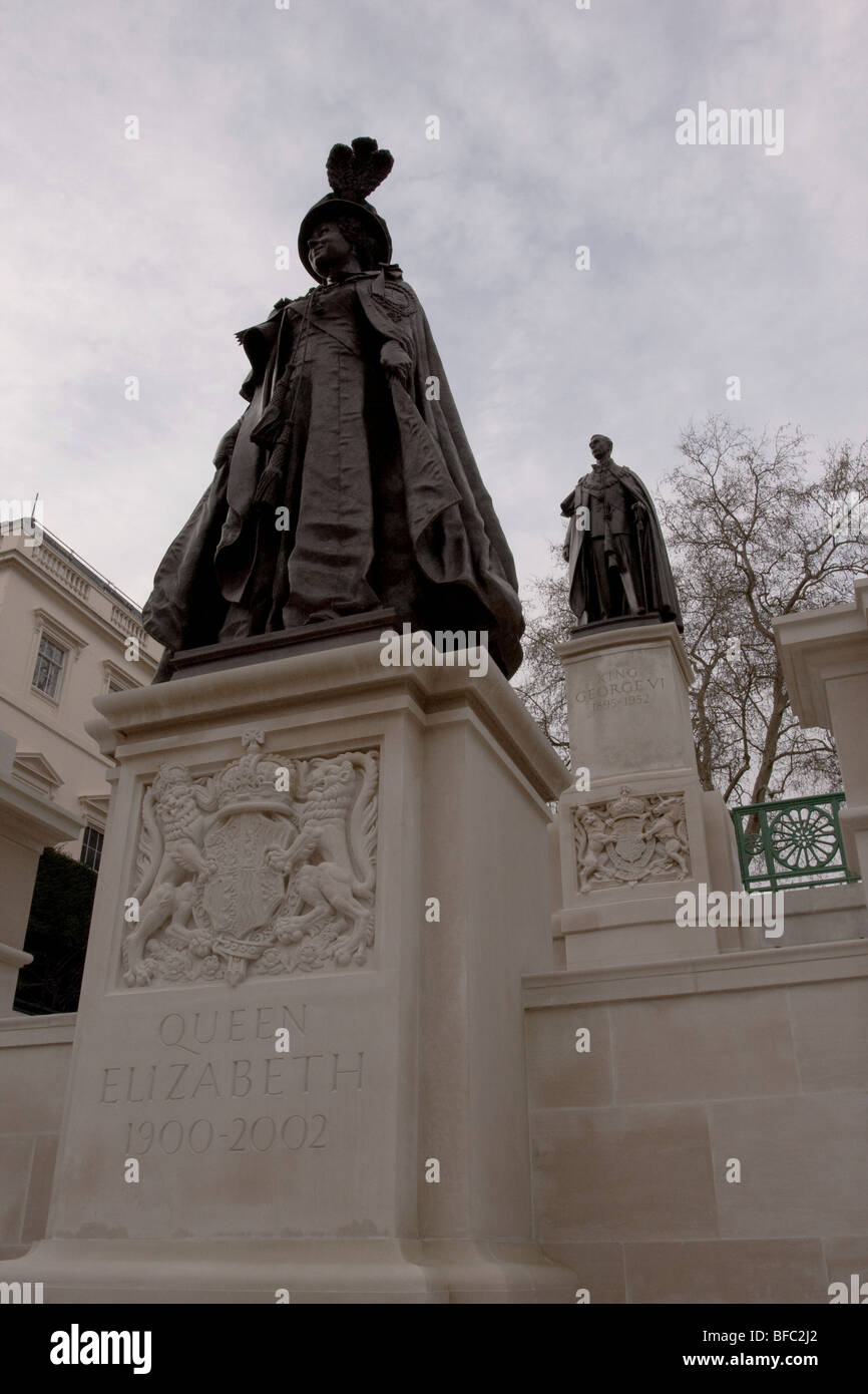 Overlooking the statue of the Queen Mother, King George VI once again in the company of his dear wife Elizabeth. Stock Photo