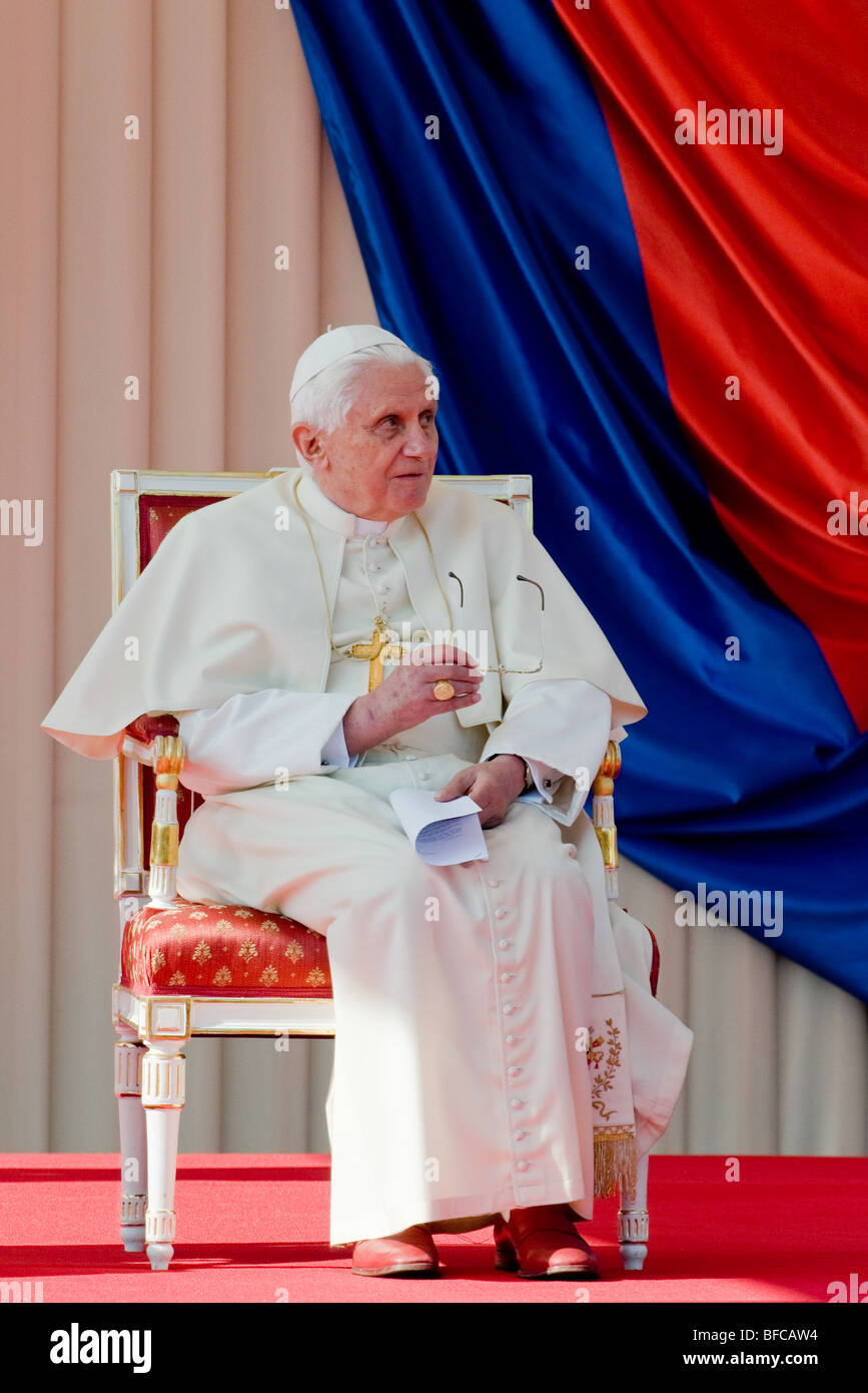 Pope Benedict XVI during the welcome ceremony at the Prague Airport, Czech Republic, 26 September 2009. Stock Photo
