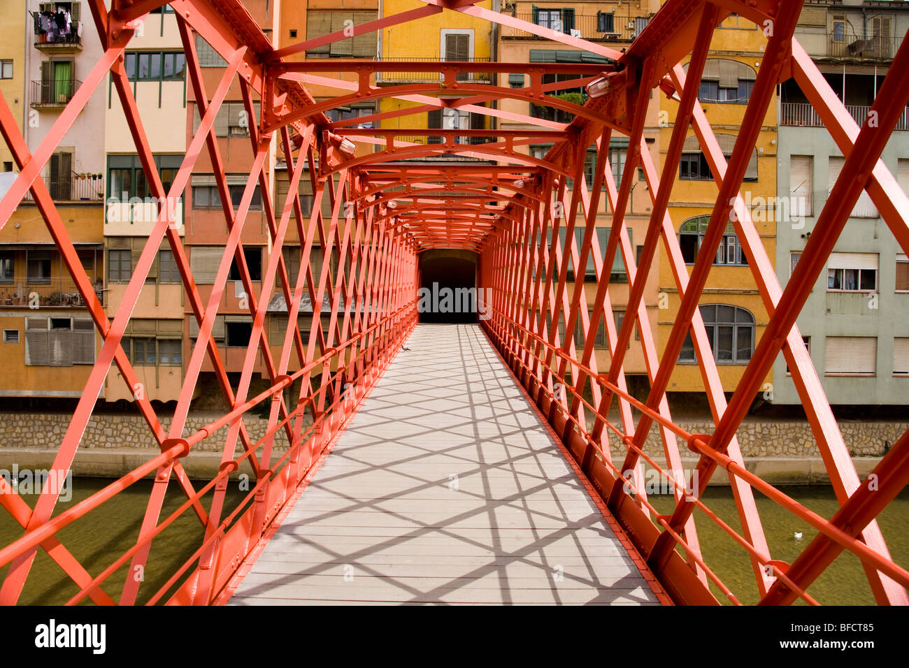 Lattice steel bridge over the River Onyar in Girona, North Eastern Spain. Stock Photo