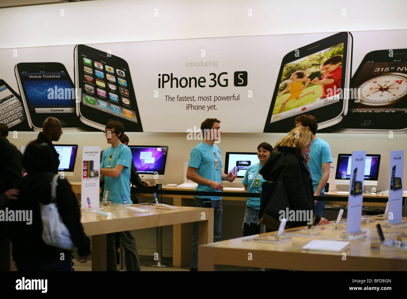 Apple Store Regent Street iPhone 3G salesmen Stock Photo