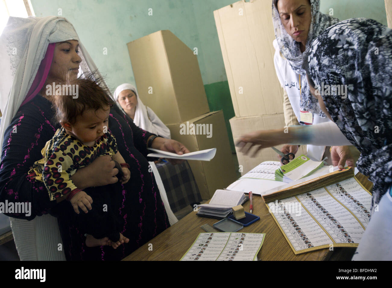 Afghan women vote in the 2009 presidential and provencial elections in