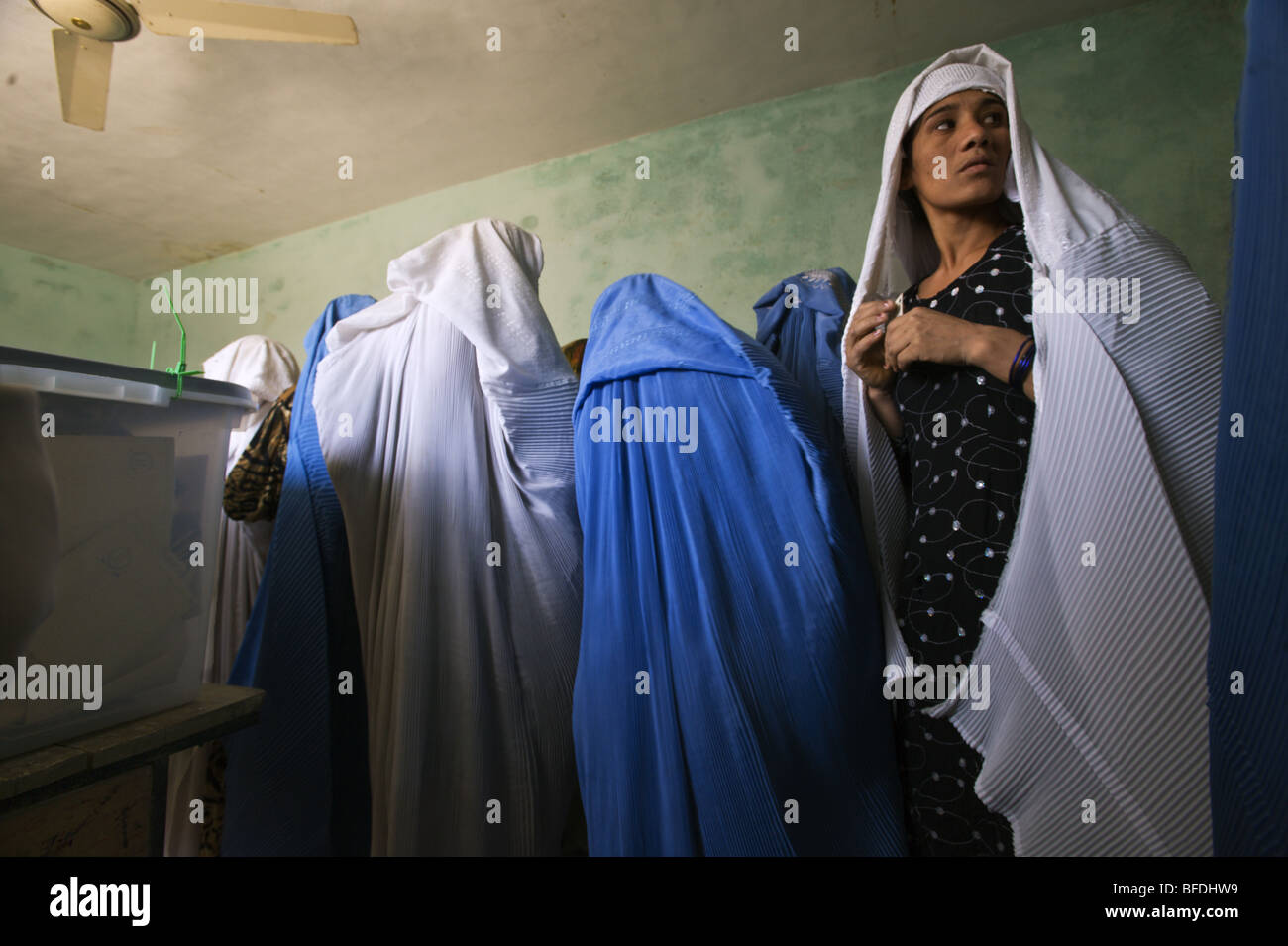 Afghan women vote in the 2009 presidential and provencial elections in