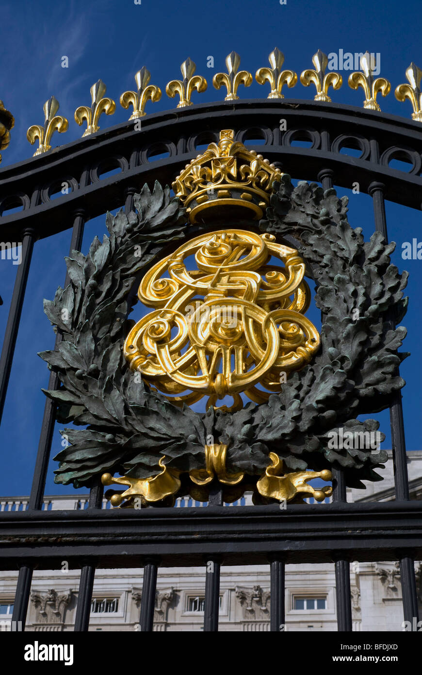Closeup of the gates at Buckingham Palace, London Stock Photo Alamy
