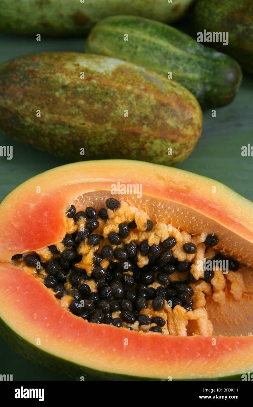 Sliced Papaya For Sale On A Market Stall In Bubube, Zanzibar Stock Photo