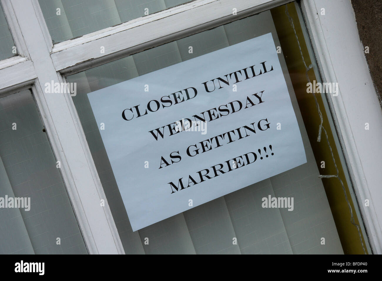 Notice in a shop door closed due to getting married Stock Photo Alamy