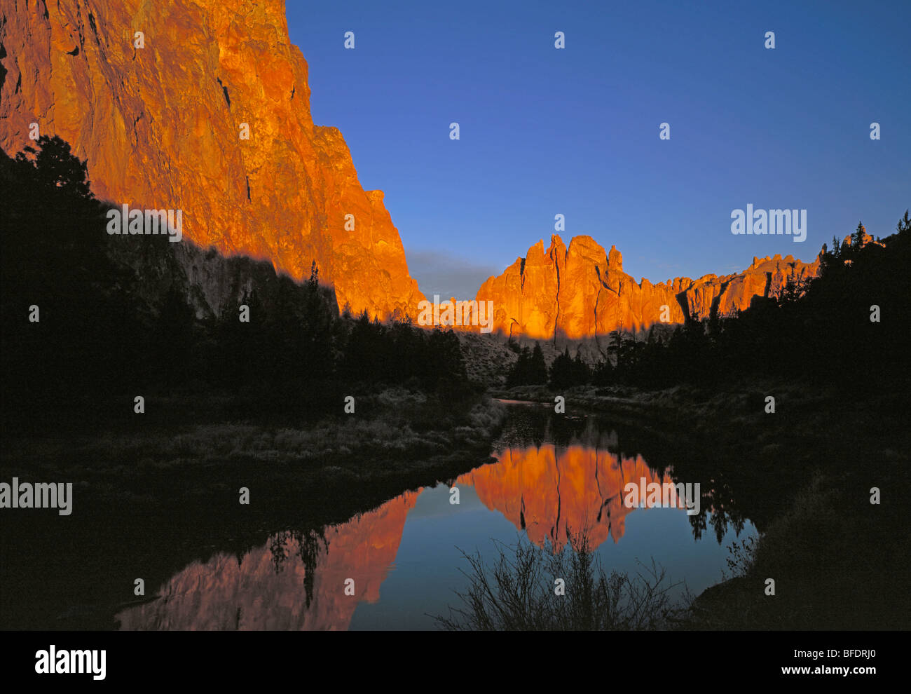 Smith Rock State Park and the Crooked River at sunrise in central Oregon Stock Photo