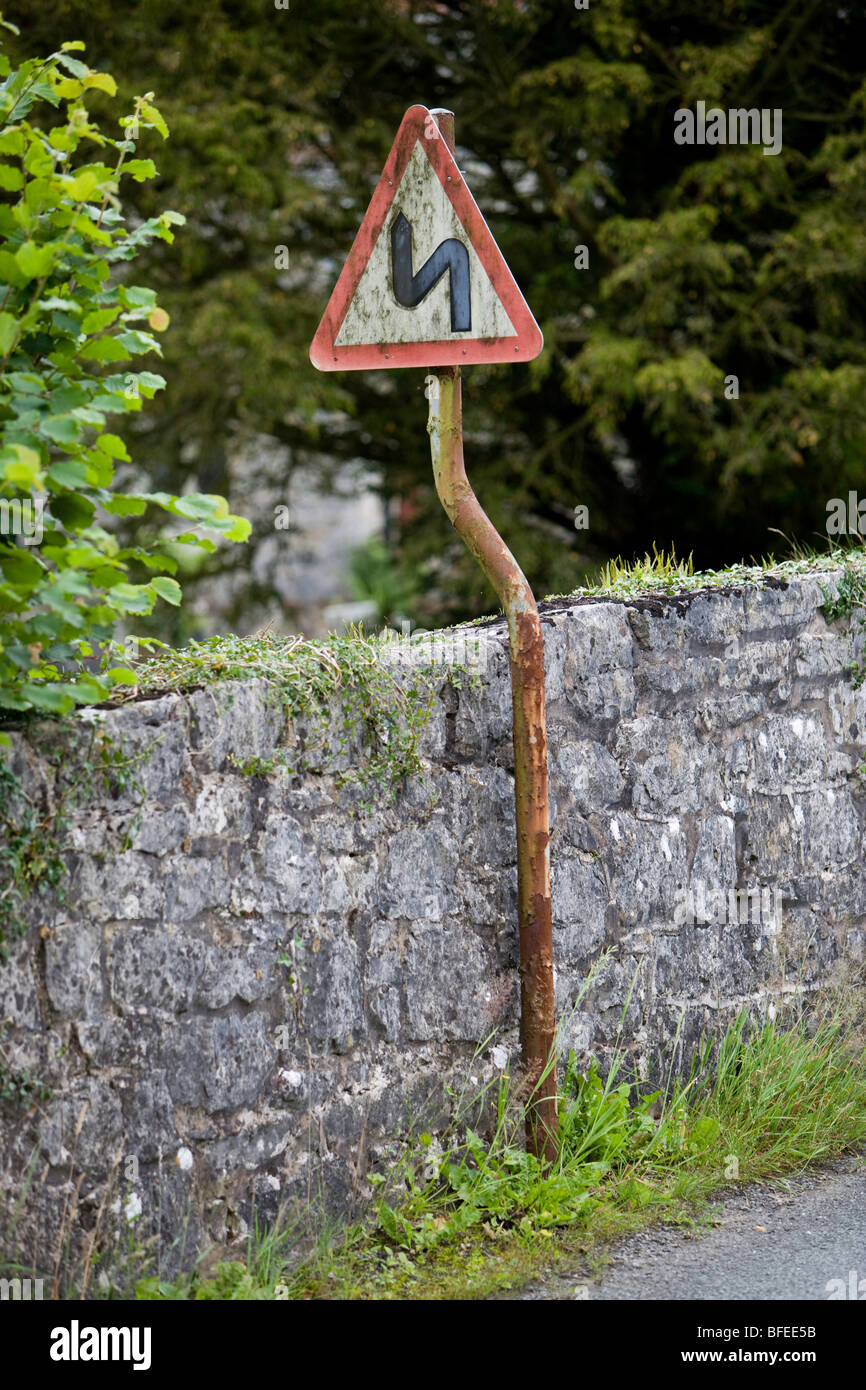 File:River-bend crossing road sign - Kenya.png - Wikimedia Commons