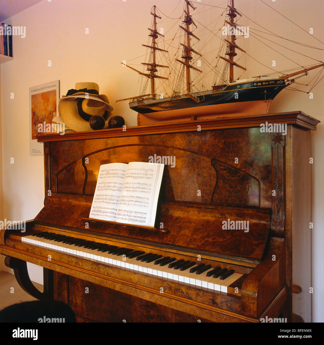 Ships piano hi-res stock photography and images - Alamy