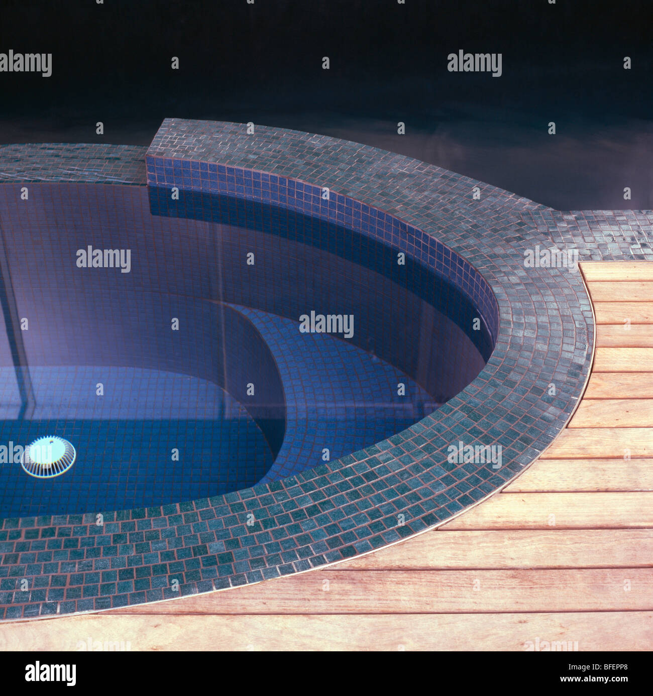 Curved swimming pool hires stock photography and images Alamy