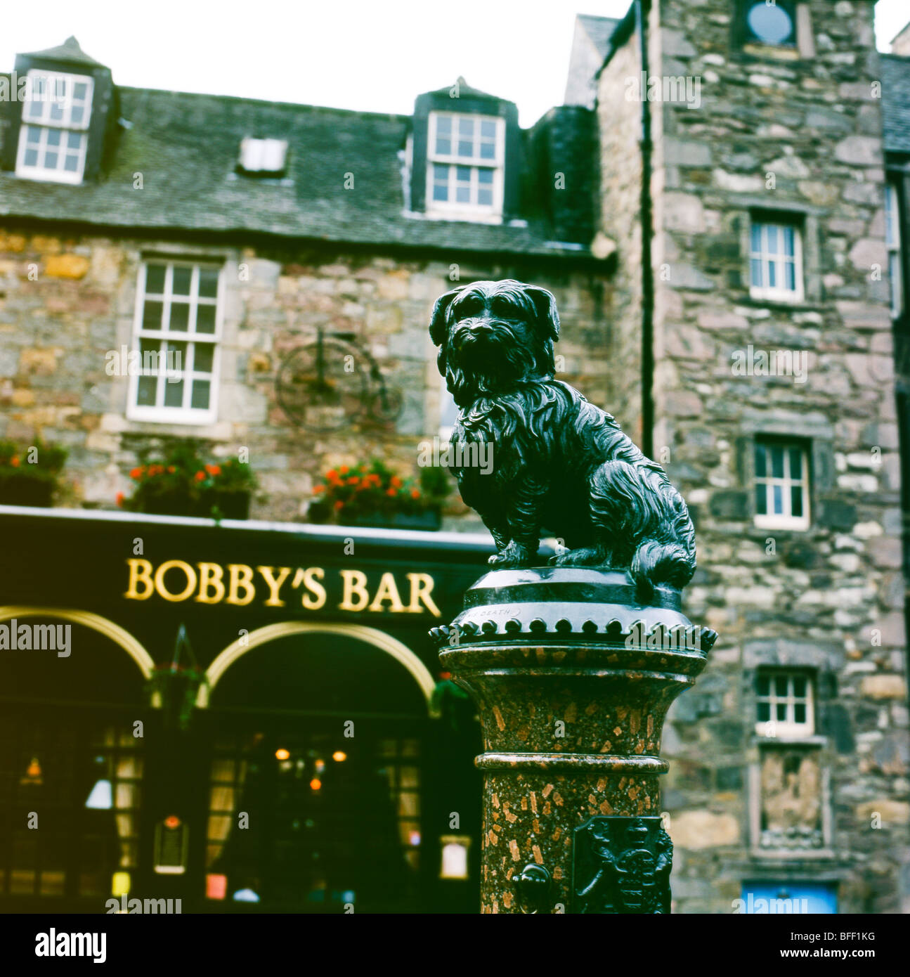 A statue of the famous dog Bobby opposite Bobby's Bar near Greyfriars Kirkyard Edinburgh Scotland Stock Photo