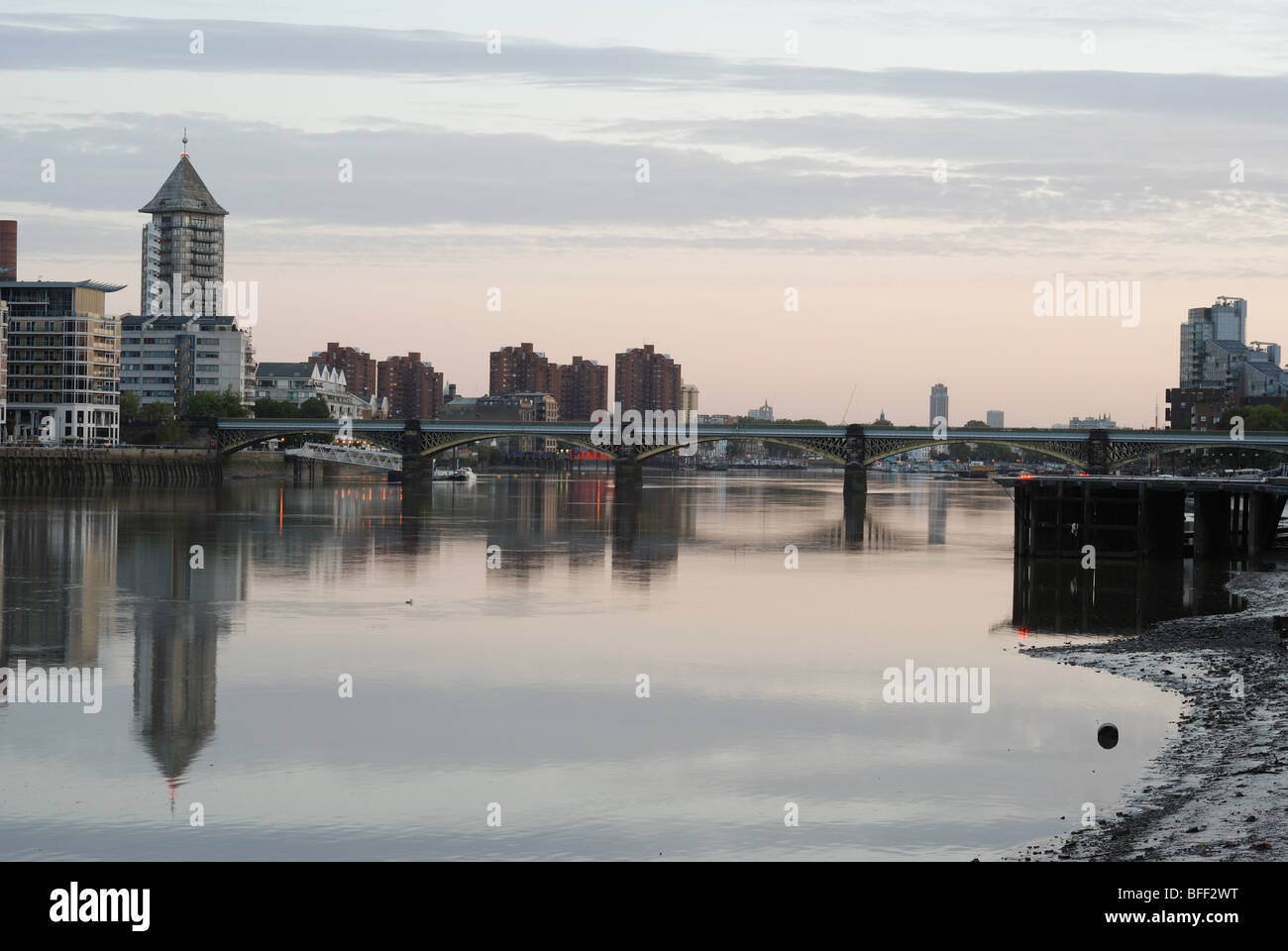 sunrise over Battersea Railway Bridge Stock Photo - Alamy