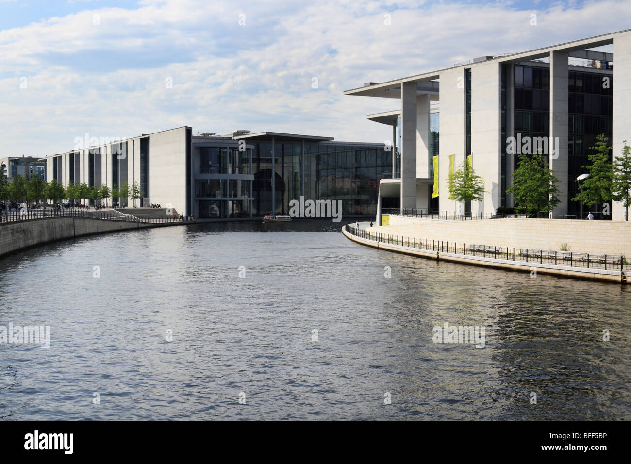 New government complex Spreebogen. Spree river between Paul Loebe haus and Marie Elisabeth Lueders haus. Germany, Berlin. Stock Photo
