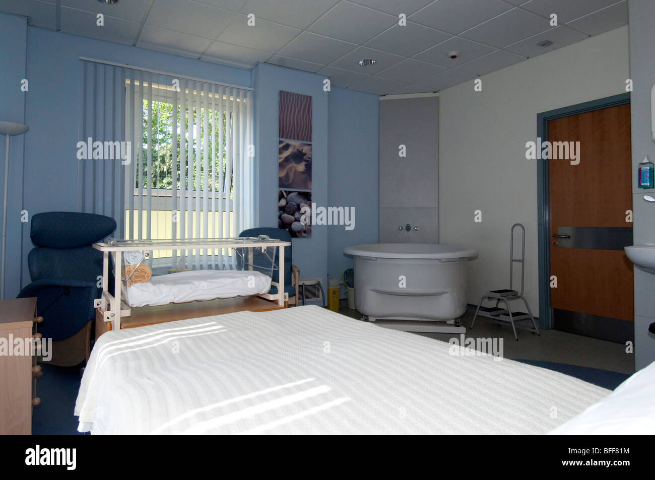 Maternity suite including birthing pool, Samuel Johnson Hospital, Lichfield, Staffordshire. Stock Photo