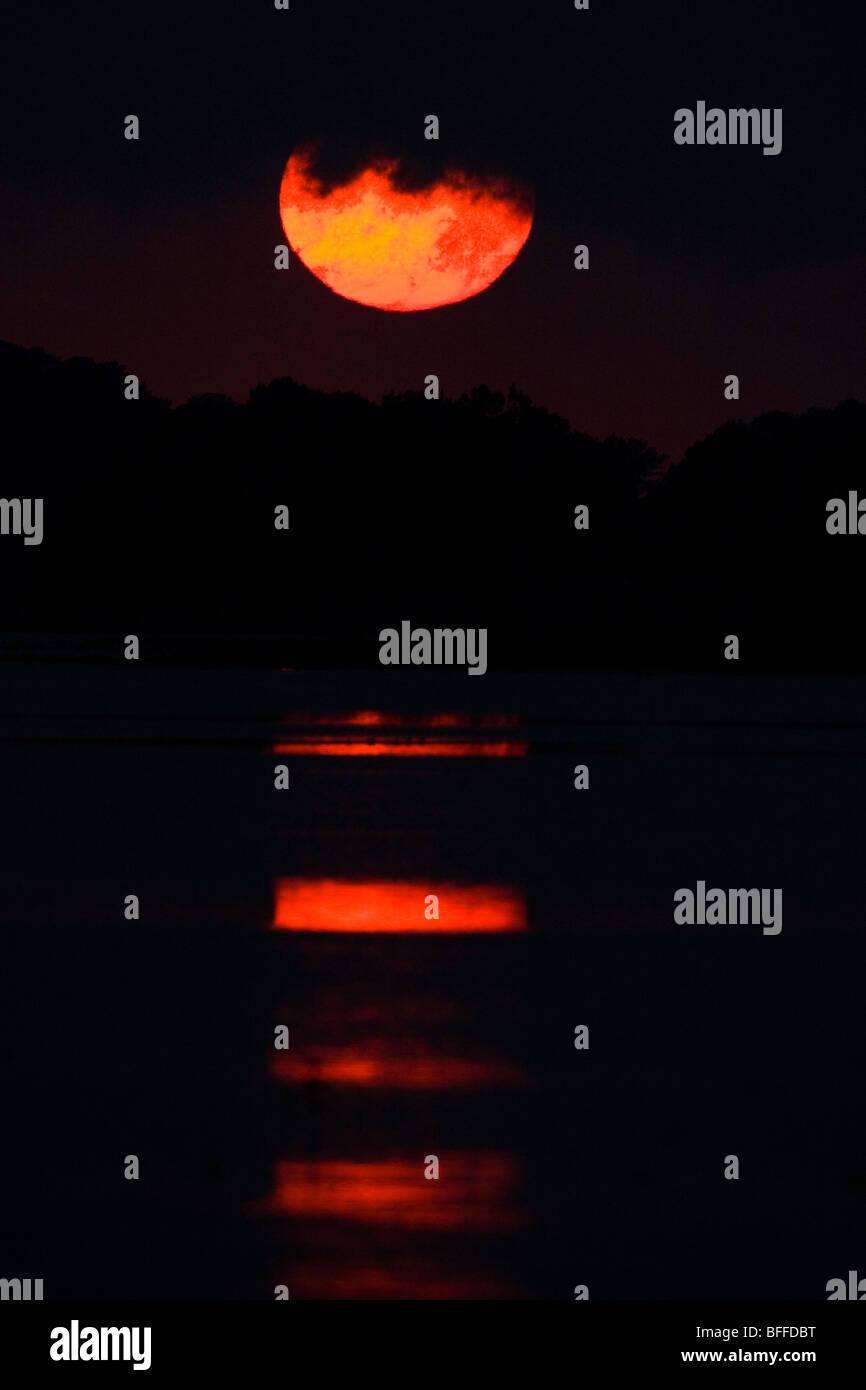 Reflection sun in water sunset hi-res stock photography and images - Alamy