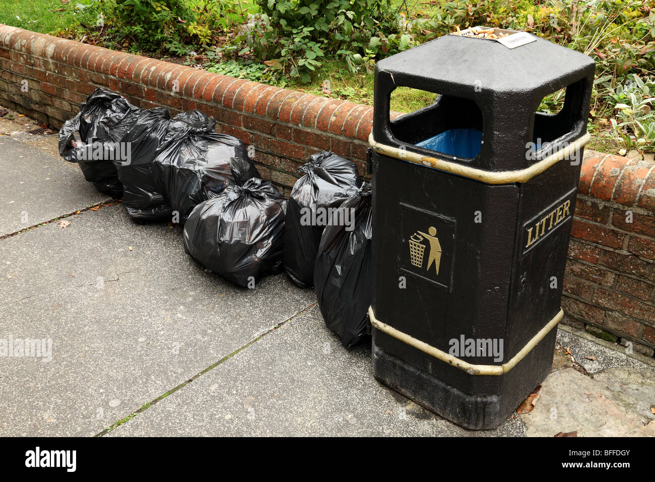 Bin bags hi-res stock photography and images - Alamy