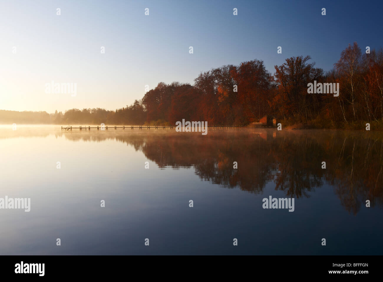 Steg in den Wörthsee bei Sonnenaufgang, Oberbayern, Deutschland Stock Photo
