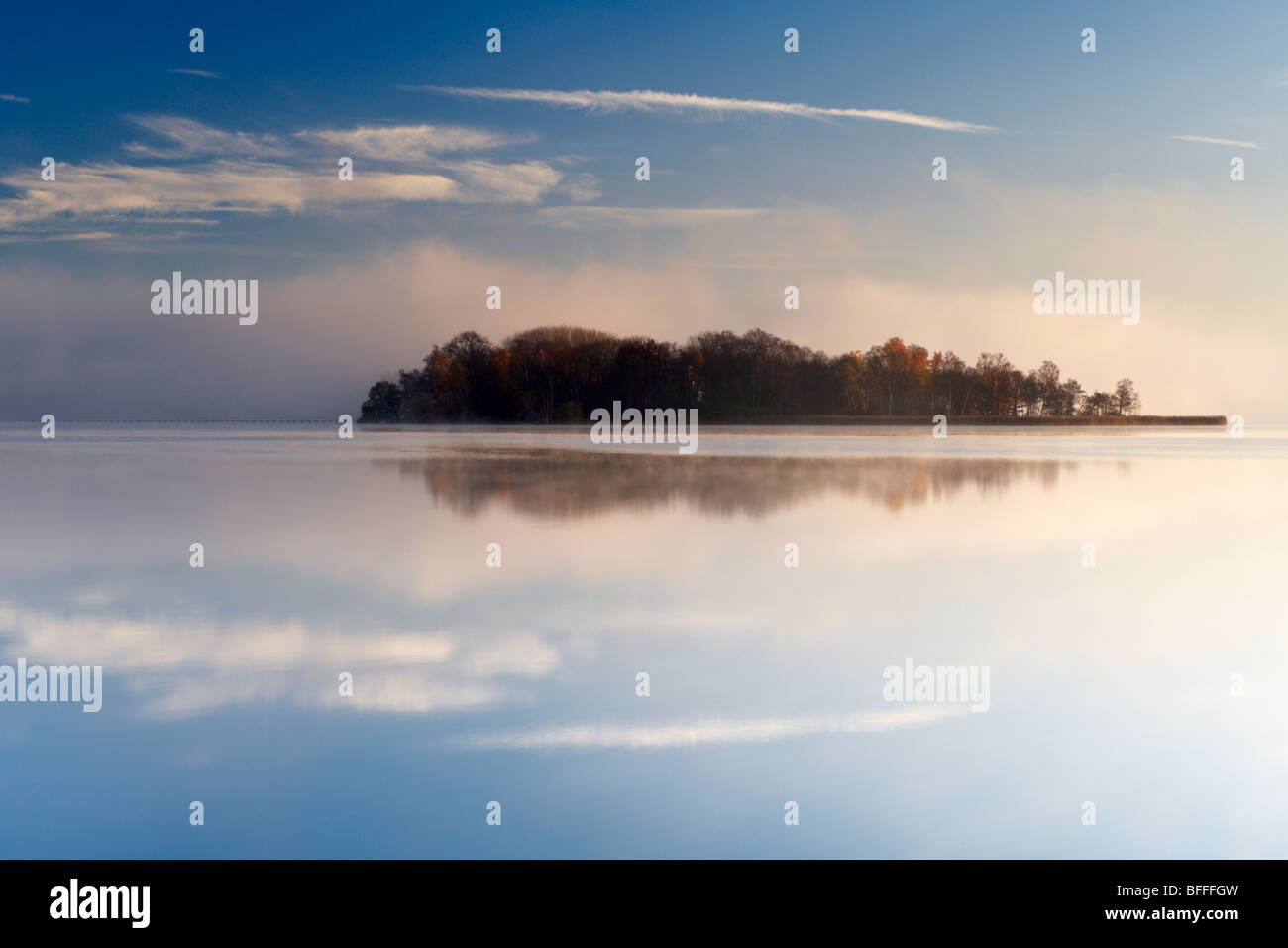 Insel auf dem Wörthsee bei Sonnenaufgang, Oberbayern, Deutschland Stock Photo