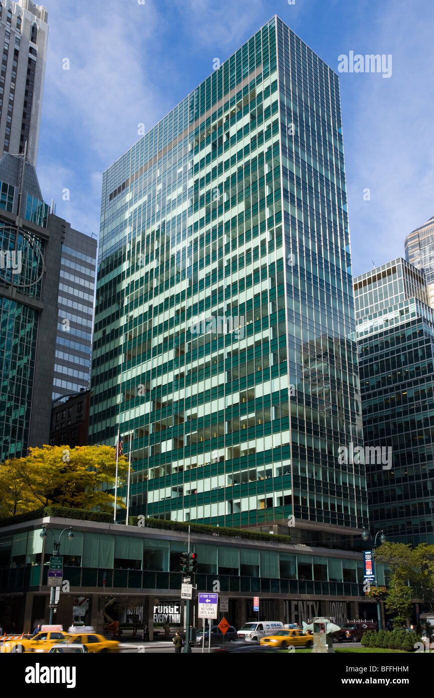 Seminal International Style skyscraper The Lever House, Skidmore Owings Merrill, Gordon Bunshaft, New York City Stock Photo