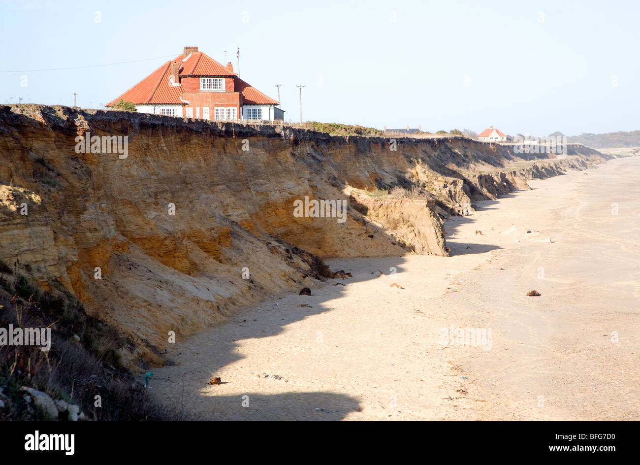 House cliff coastal erosion hi-res stock photography and images - Alamy