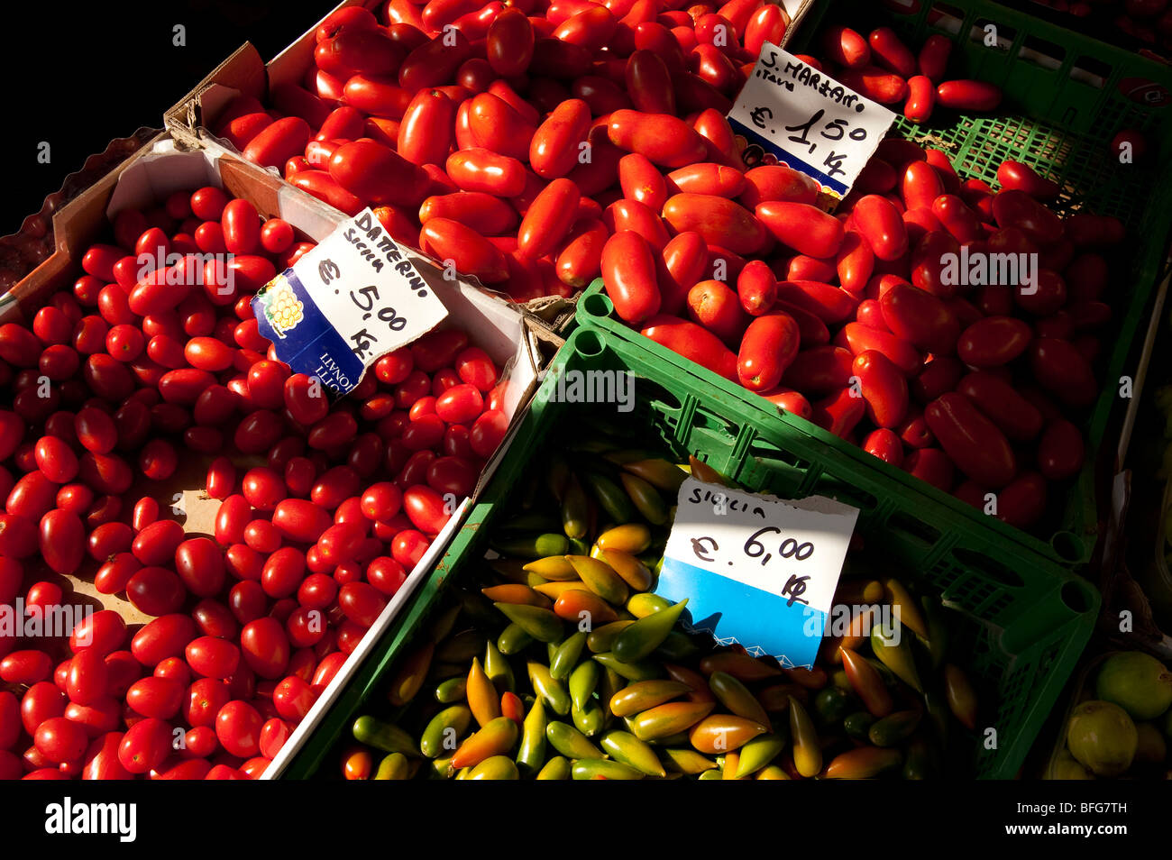 Red and green tomatoes in boxes, for sale in market stall, Campo Dei ...