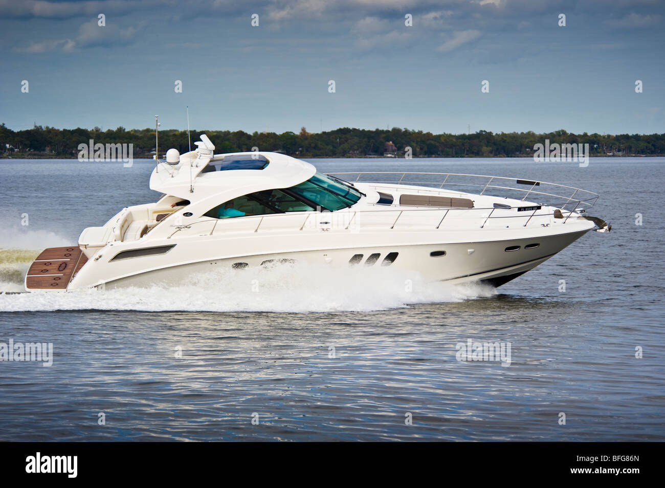 Sea Ray 540 Sundancer power boat, yacht, curving fast Stock Photo - Alamy